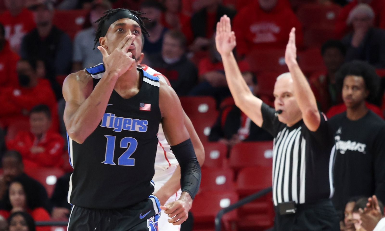 Landers Nolley leads Memphis to road upset over No. 6 Houston - Vimarsana News