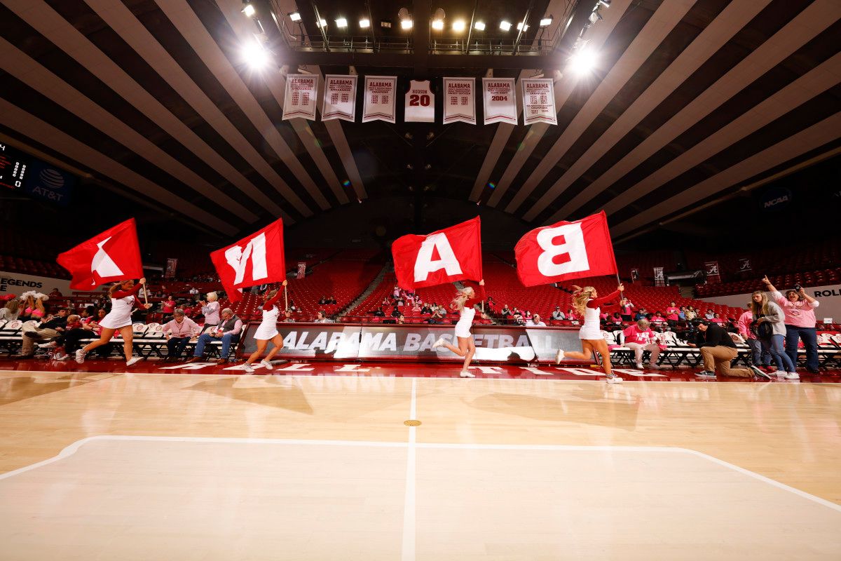 021322_WBB_Cheer_Kentucky_JH7635
