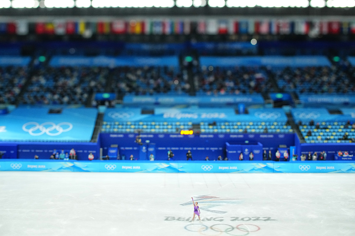 figure-skating-wide-shot-valieva