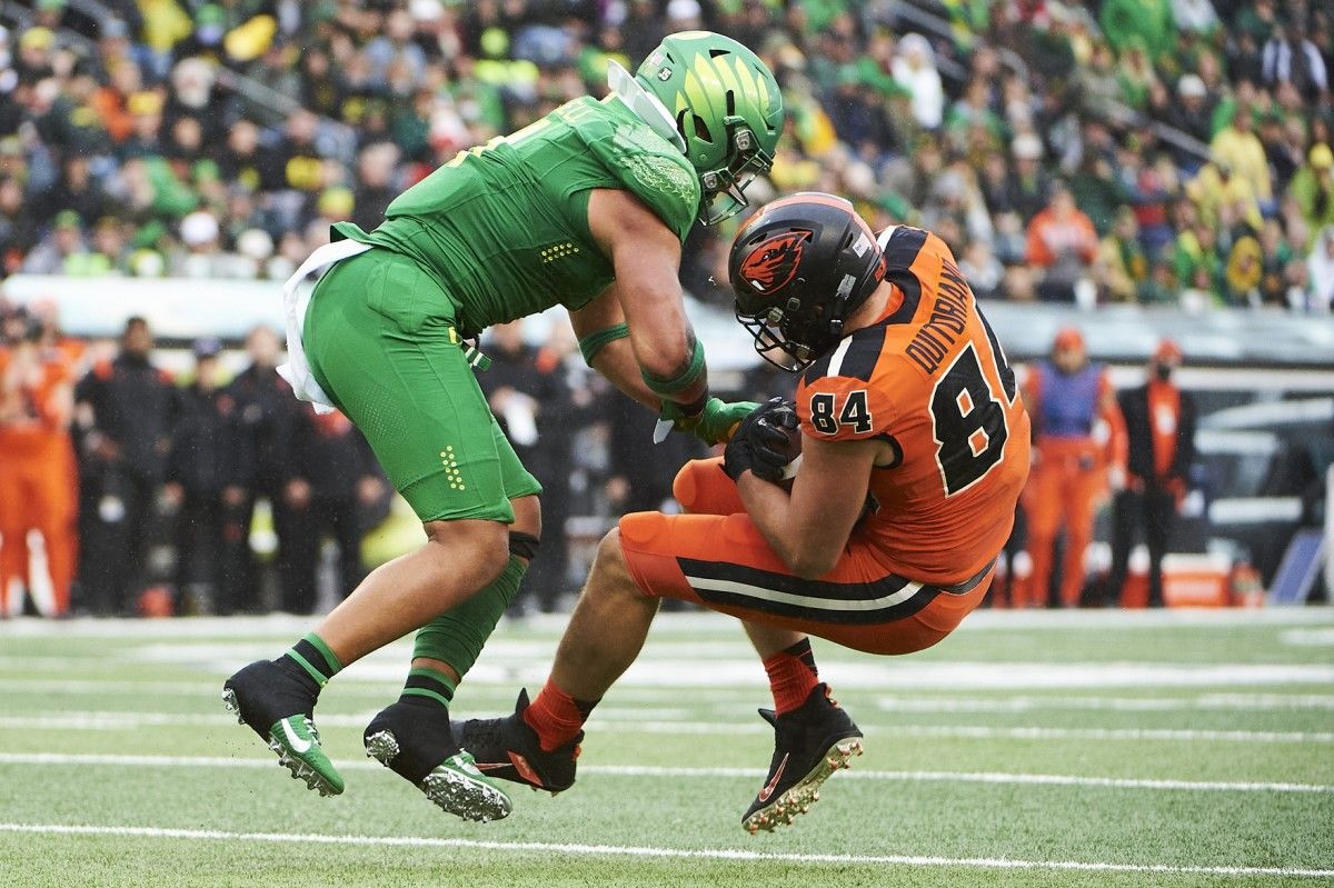 Oregon Ducks linebacker Noah Sewell (1) tackles Oregon State Beavers tight end Teagan Quitoriano (84) during the second half at Autzen Stadium. The Ducks won 38-29.