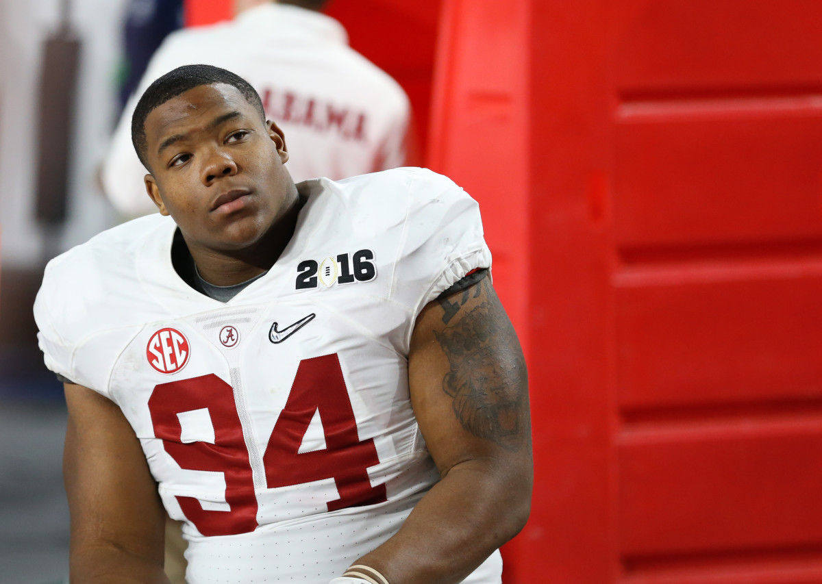 Alabama Crimson Tide defensive lineman Daron Payne (94) against the Clemson Tigers in the 2016 CFP National Championship at University of Phoenix Stadium.