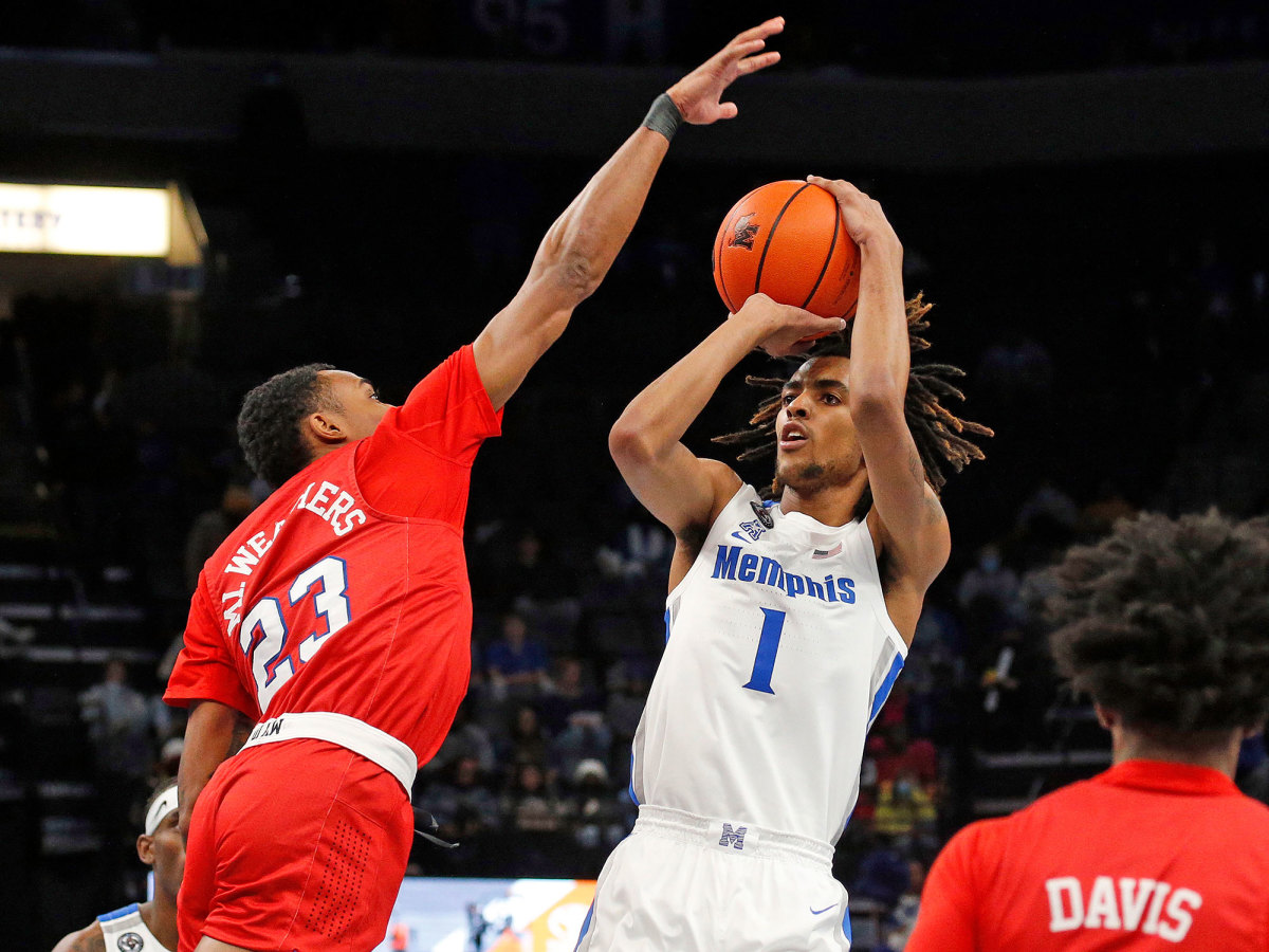 Emoni Bates shoots vs. SMU