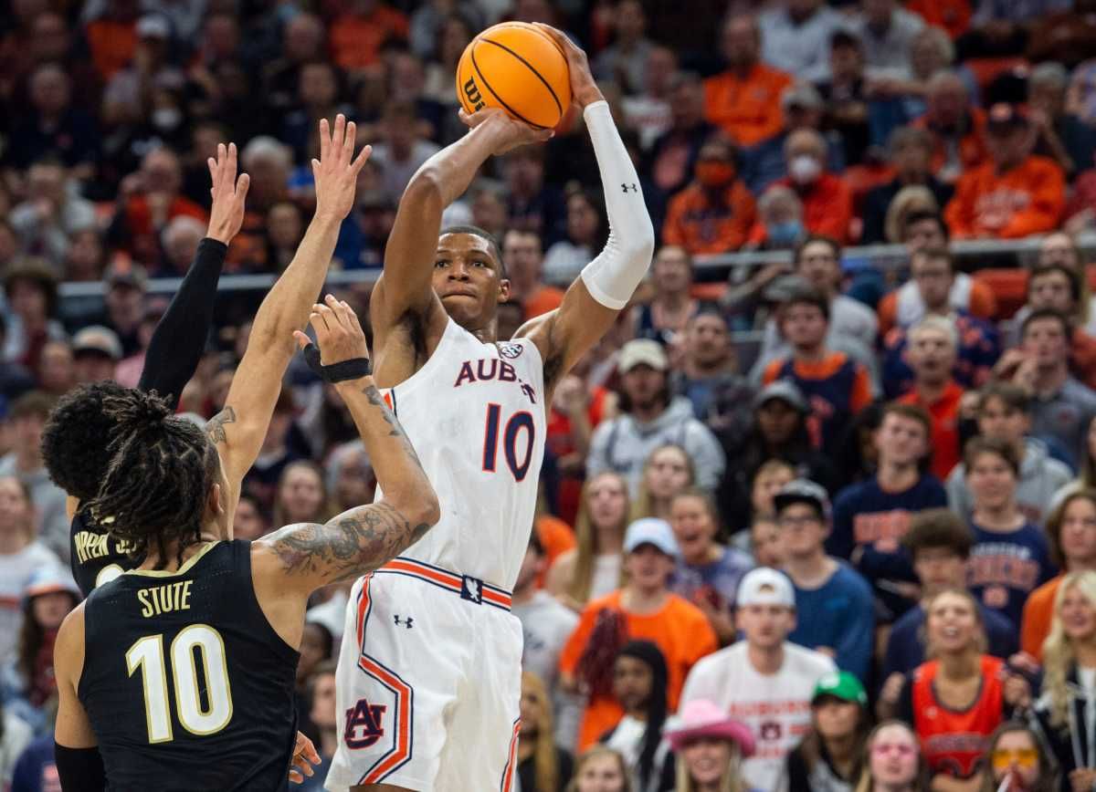 Auburn Tigers forward Jabari Smith (10) takes a jump shot at Auburn Arena in Auburn, Ala., on Wednesday, Feb. 16, 2022. Auburn Tigers lead Vanderbilt Commodores 42-38 at halftime.