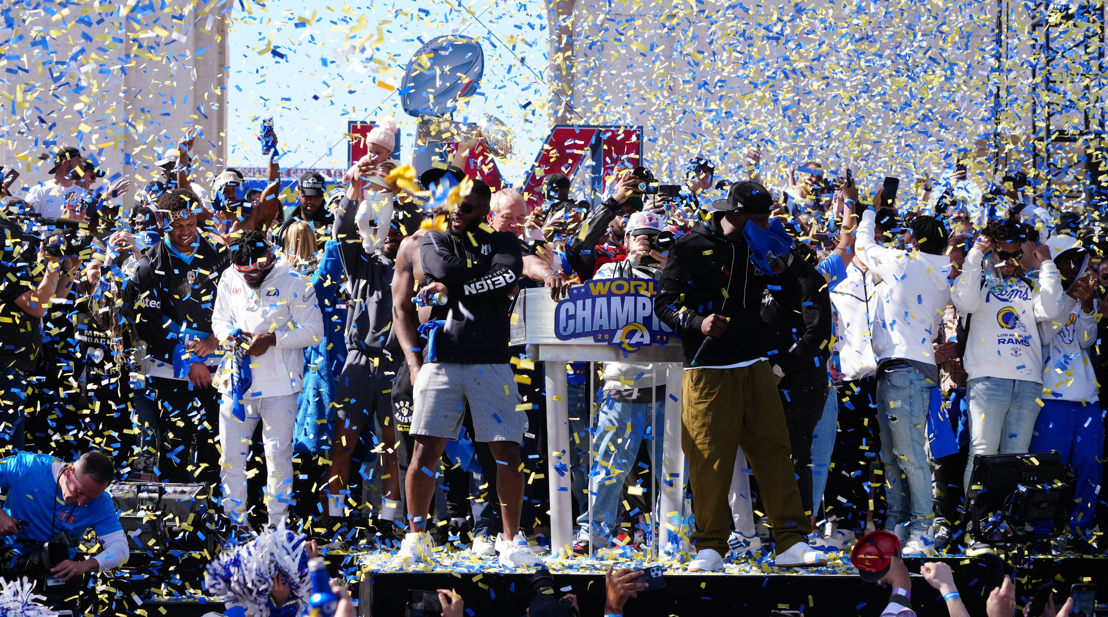 NFL photographer Kelly Smiley says she fractured her spine ruring Rams' victory parade - Vimarsana News