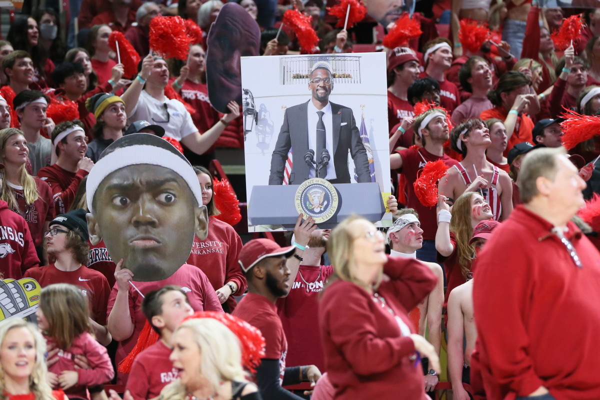 Hog fans do their best to welcome NBA world champion Bobby Portis home to Bud Walton Arena for Saturday's game against Tennessee.