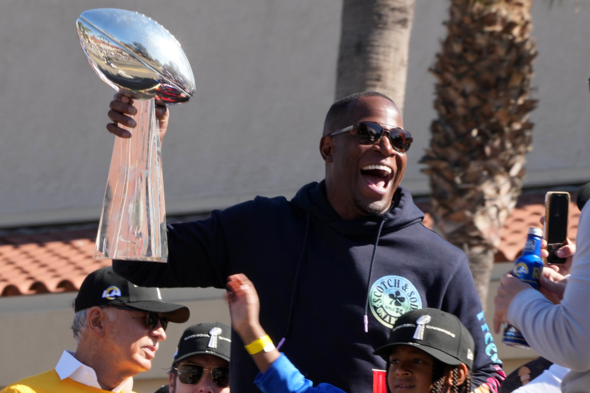 Raheem Morris holds up the Lombardi Trophy at the Rams Super Bowl parade