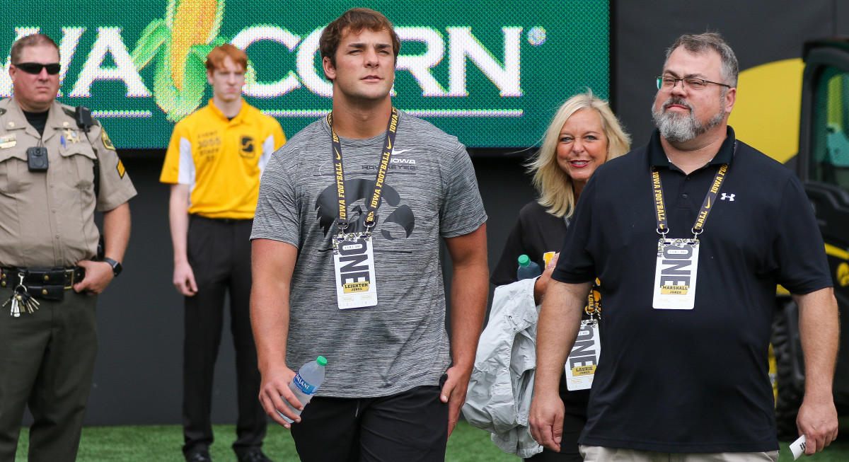 Leighton Jones Discusses Iowa Football Offer Forum