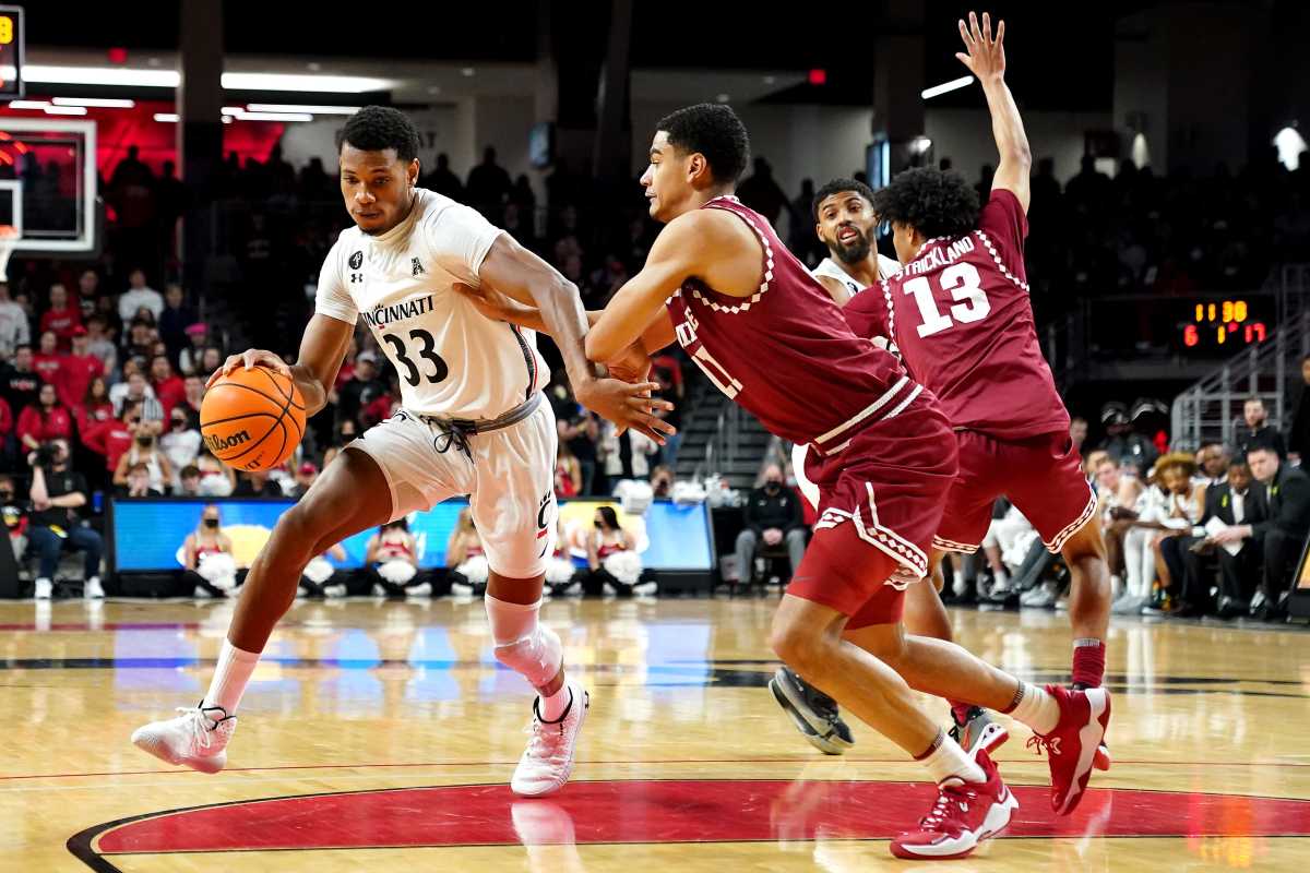 Cincinnati Bearcats forward Ody Oguama (33) drives to the basket in the first half of an NCAA basketball game against the Temple Owls, Sunday, Feb. 20, 2022, at Fifth Third Arena in Cincinnati. Temple Owls At Cincinnati Bearcats Basketball Feb 20 Seqn