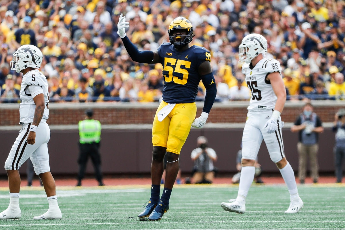 Michigan edge David Ojabo hypes up crowd after tackle