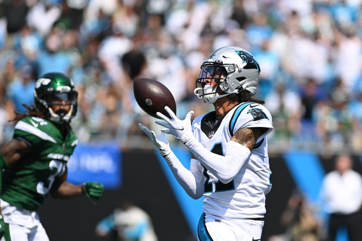 Carolina Panthers WR Robby Anderson catches pass in stride
