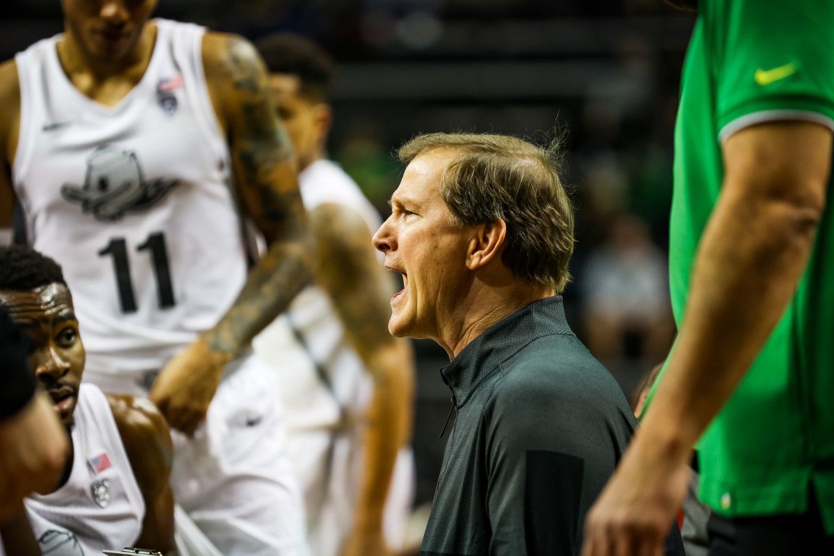 dana-altman-in-huddle-with-team