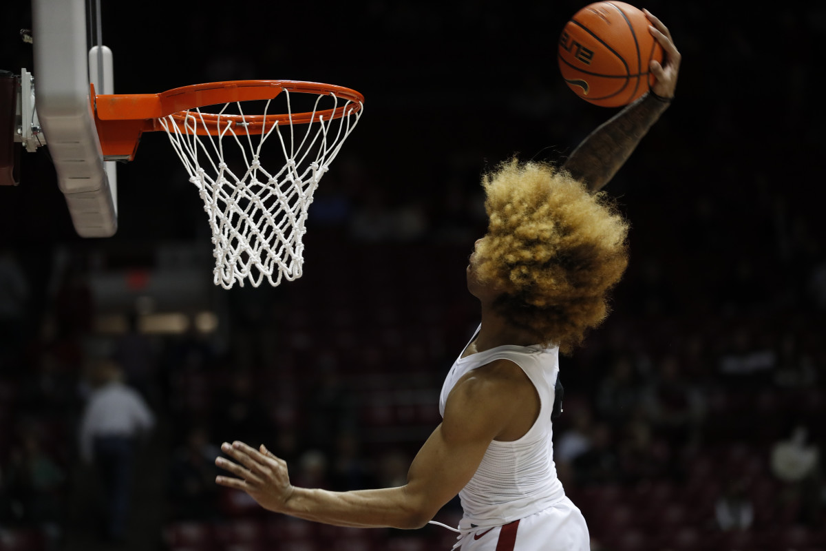 JD Davison dunks in warmups