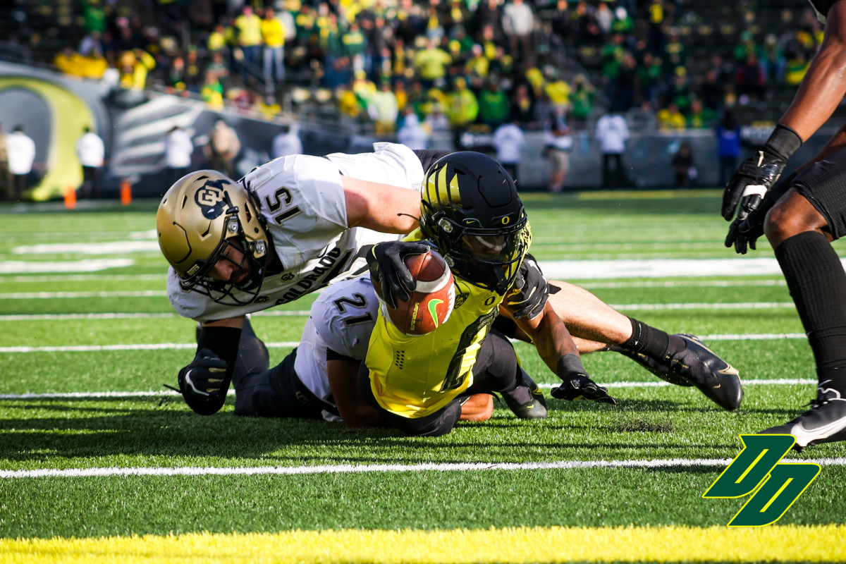 Oregon Ducks running back Seven McGee extends for a touchdown against Colorado.