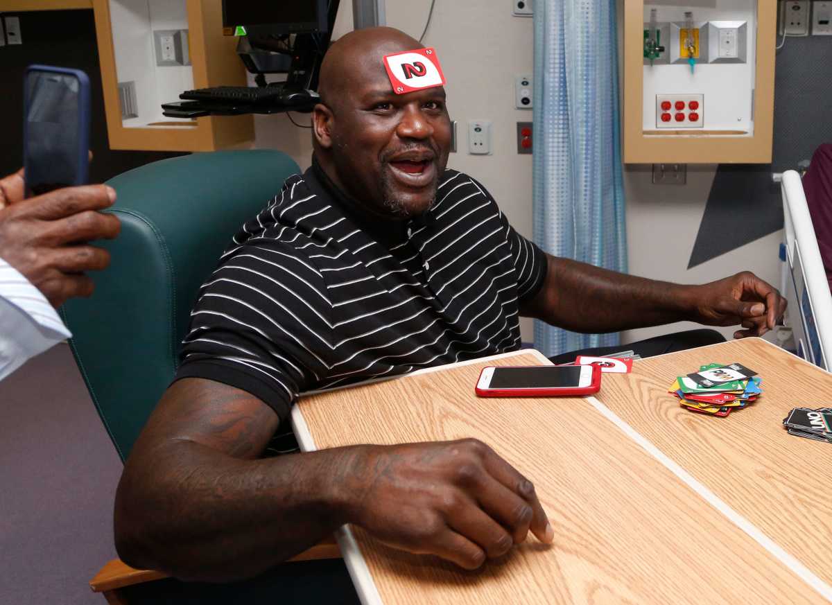 Shaquille O'Neal plays Uno with little kids.