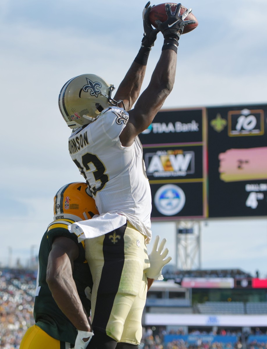Saints Juwan Johnson pulls in a touchdown pass from quarterback Jameis Winston against the Green Bay Packers. © Bob Self/Florida Times-Union via Imagn Content Services, LLC