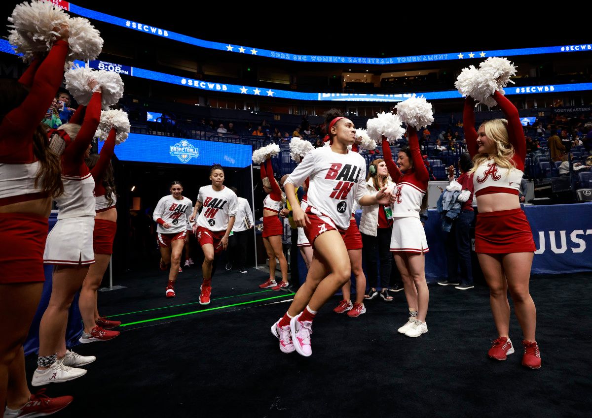 030322_WBB_AbramsMe_Cheer_Georgia_RC1610