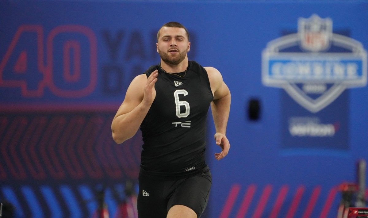 Wisconsin tight end Jake Ferguson (TE06) runs the 40-yard dash during the 2022 NFL Scouting Combine at Lucas Oil Stadium.