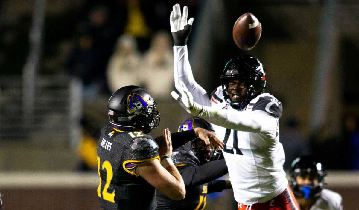 Cincinnati Bearcats defensive lineman Myjai Sanders (21) deflects a pass by East Carolina Pirates quarterback Holton Ahlers (12) in the second half of the NCAA football game at Dowdy-Ficklen Stadium in Greenville, NC, on Friday, Nov. 26, 2021. Cincinnati Bearcats defeated East Carolina Pirates 35-13. Cincinnati Bearcats At East Carolina Pirates 23