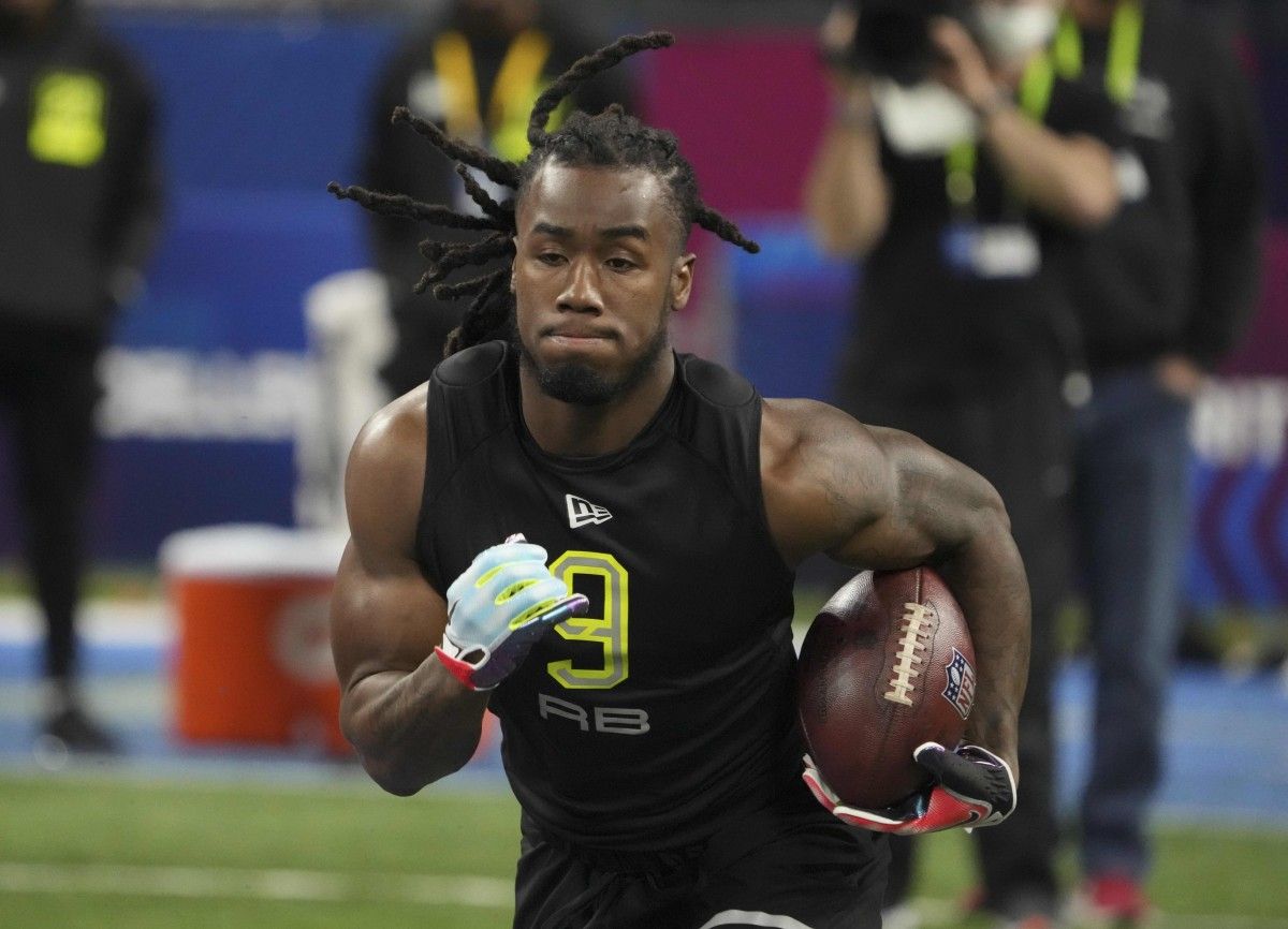 Georgia running back James Cook (RB09) goes through drills during the 2022 NFL Scouting Combine at Lucas Oil Stadium.