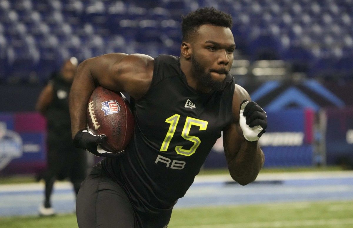 Cincinnati running back Jerome Ford (RB15) goes through drills during the 2022 NFL Scouting Combine at Lucas Oil Stadium.