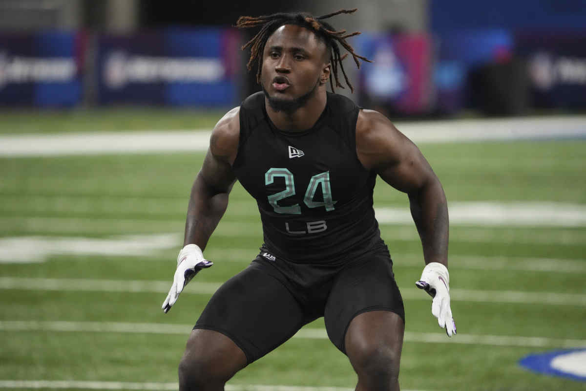 Mar 5, 2022; Indianapolis, IN, USA; Auburn linebacker Zakoby Mcclain (LB24) goes through drills during the 2022 NFL Scouting Combine at Lucas Oil Stadium. Mandatory Credit: Kirby Lee-USA TODAY Sports