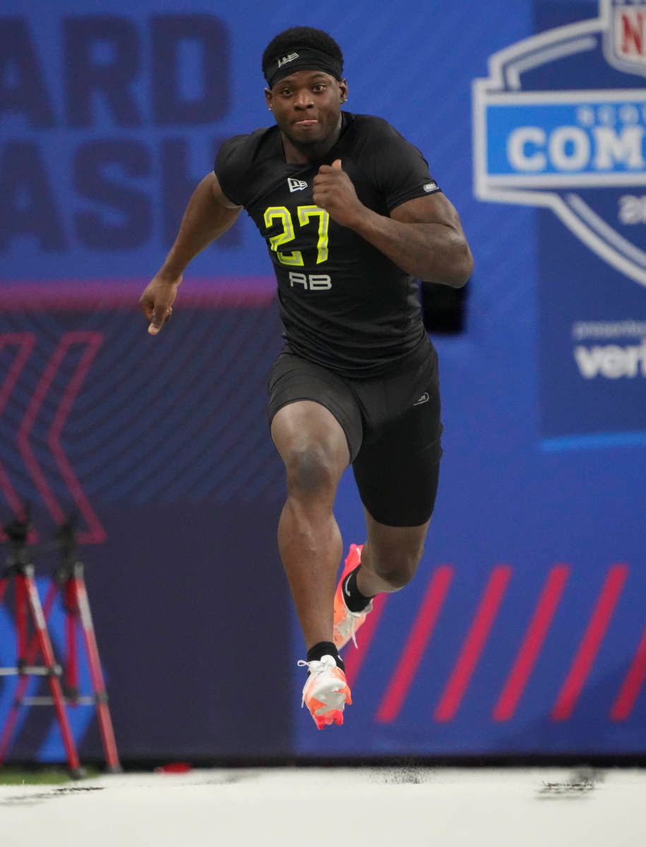 Alabama running back Brian Robinson (RB27) runs the 40-yard dash during the 2022 NFL Scouting Combine at Lucas Oil Stadium