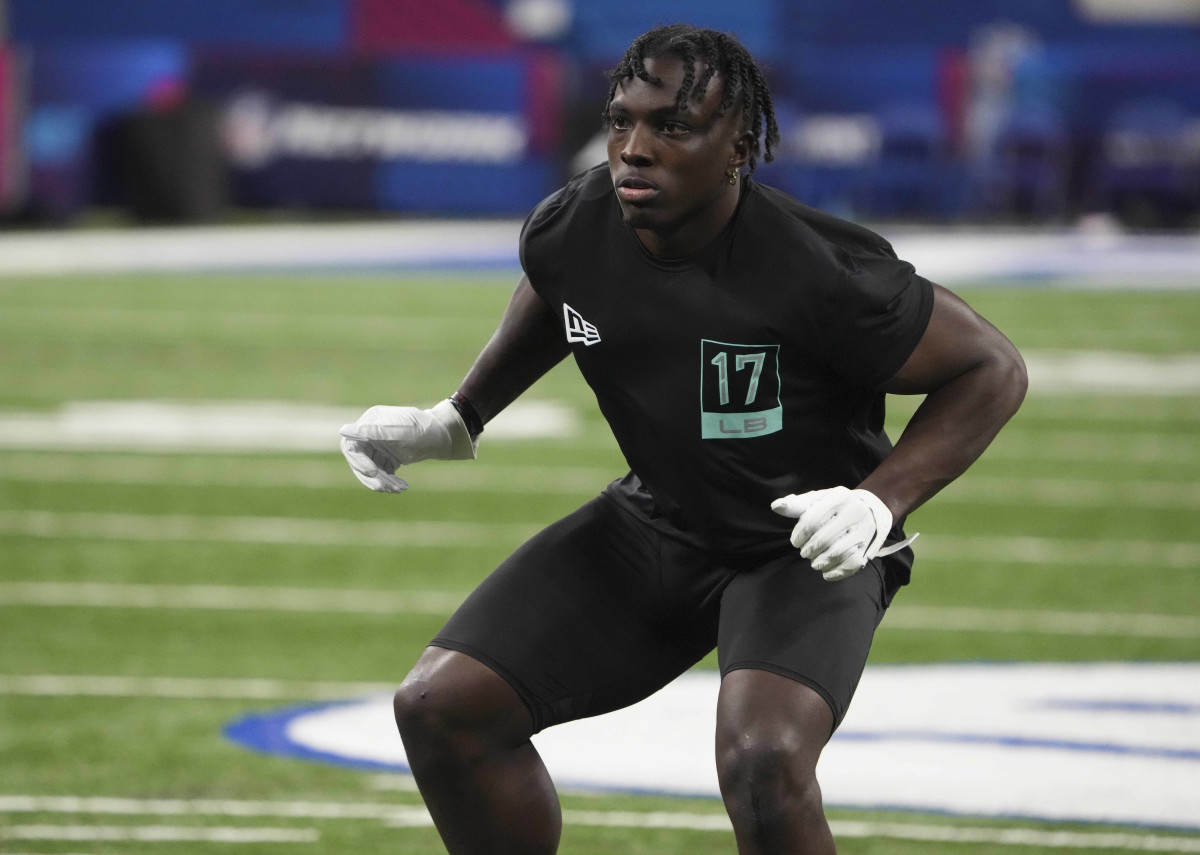 Alabama linebacker Christian Harris (LB17) goes through drills during the 2022 NFL Scouting Combine at Lucas Oil Stadium.