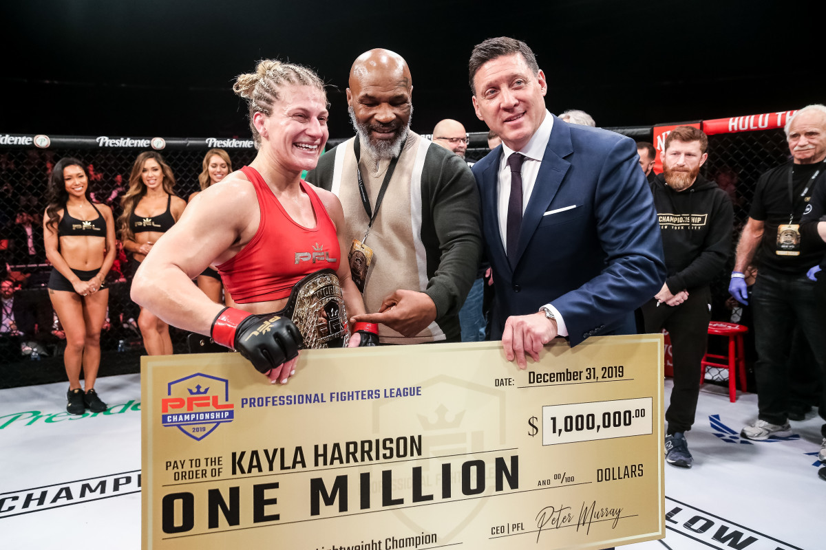Kayla Harrison (l.), Mike Tyson (m.) and PFL CEO Peter Murray.