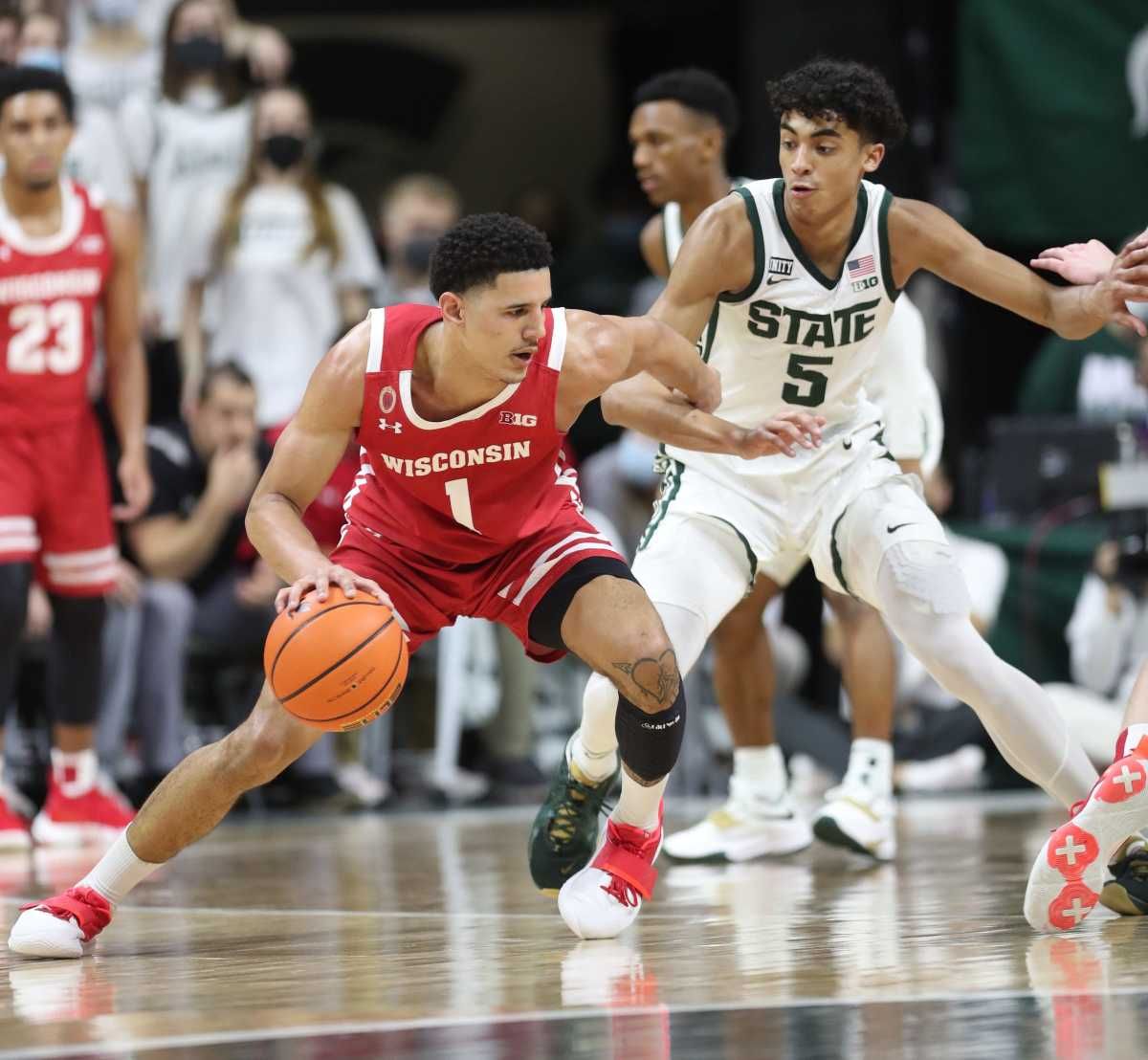 Johnny Davis looks to score on the road against Michigan State.