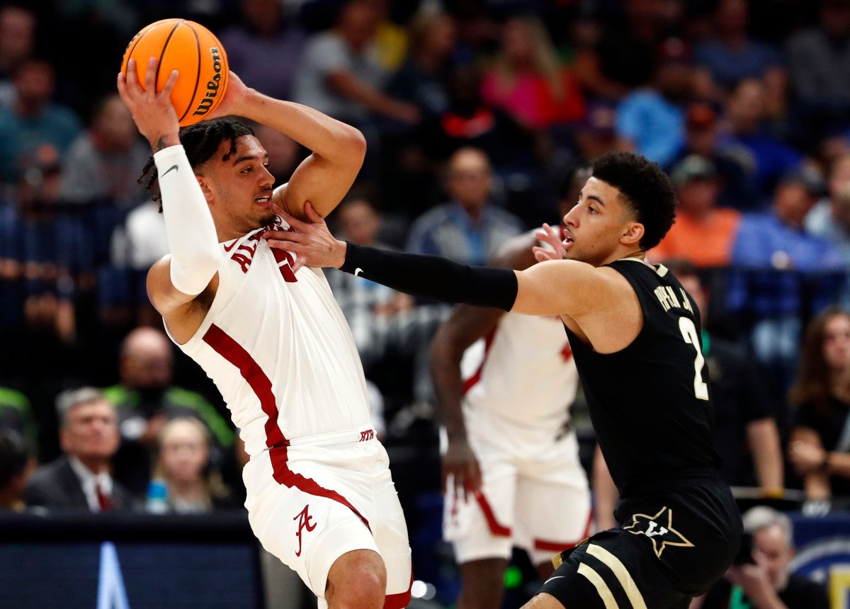 Alabama Crimson Tide guard Jaden Shackelford (5) drives to the basket as Vanderbilt Commodores guard Scotty Pippen Jr. (2) defends during the first half at Amalie Arena.
