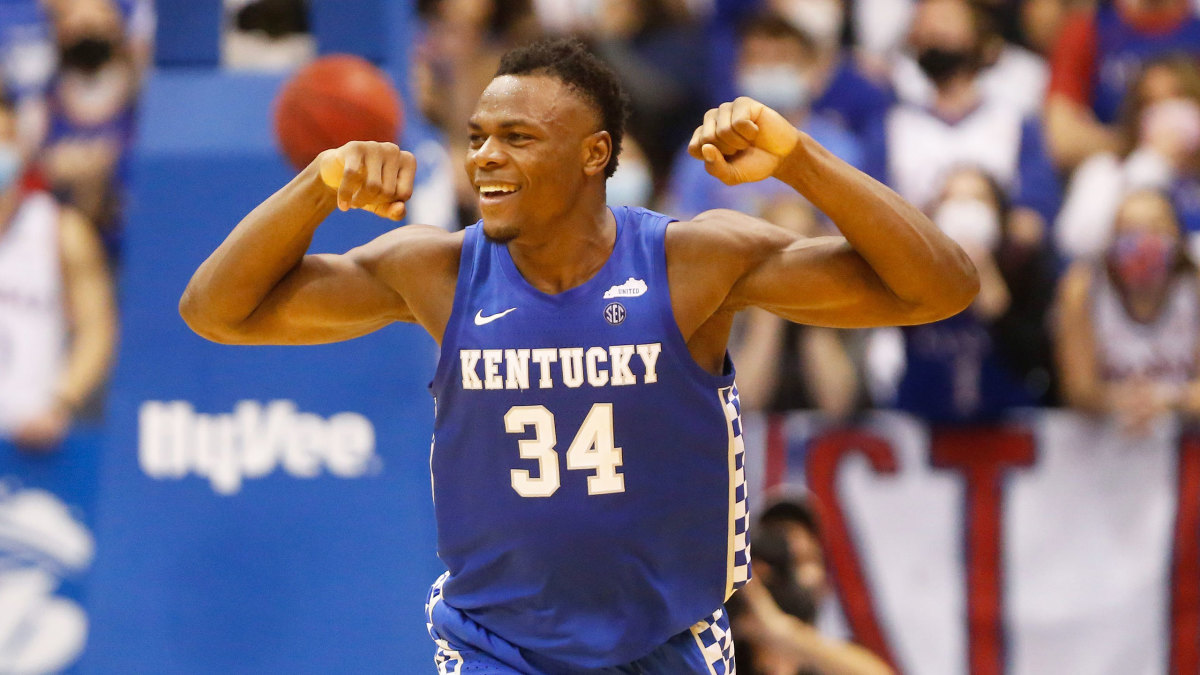 Kentucky’s Oscar Tshiebwe flexes