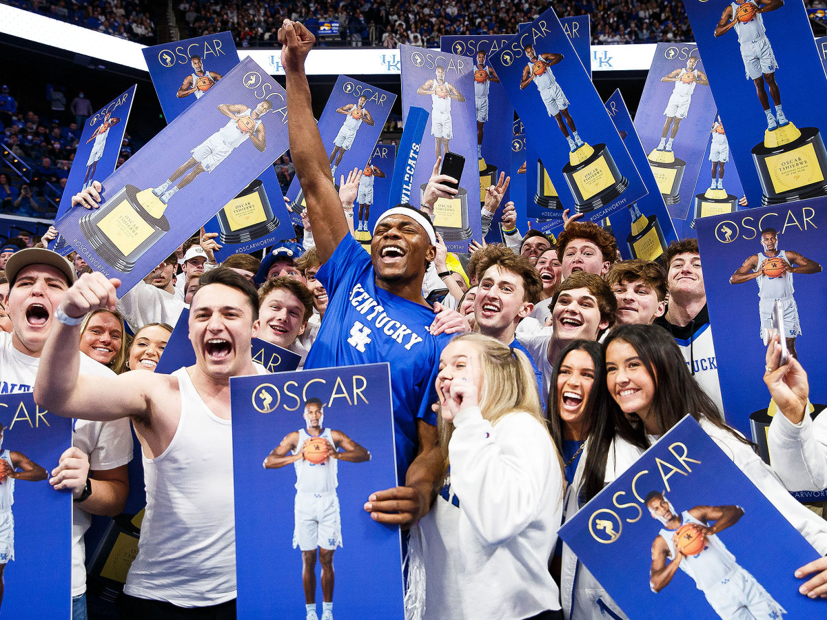 Oscar Tshiebwe stands with a sea of Kentucky students