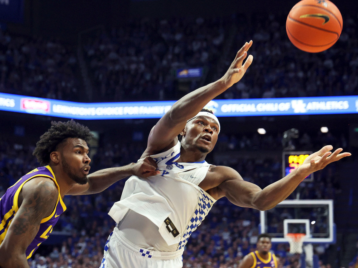 Kentucky’s Oscar Tshiebwe grabs a rebound vs LSU