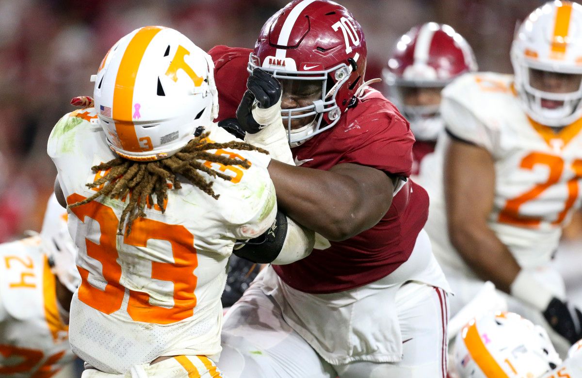 Alabama Crimson Tide offensive lineman Javion Cohen (70) blocks Tennessee Volunteers linebacker Jeremy Banks (33) at Bryant-Denny Stadium. Alabama won 52-24.