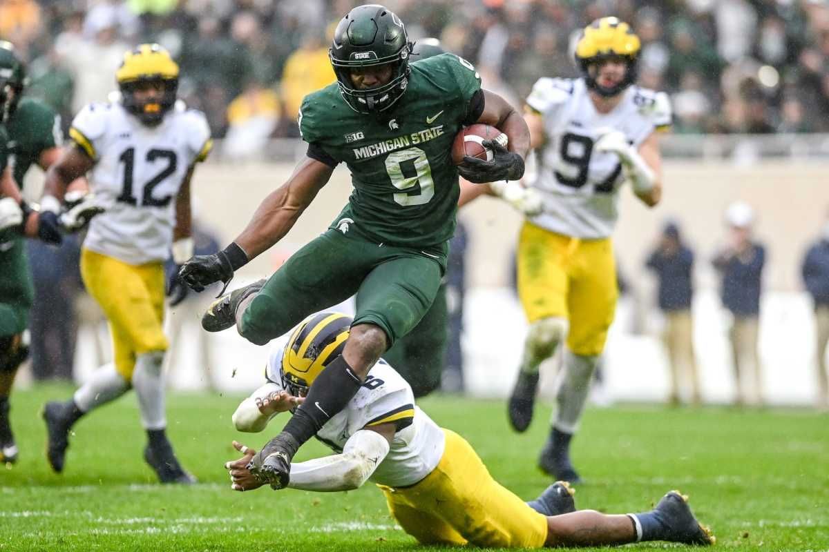 Michigan State's Kenneth Walker III avoids a tackle by Michigan's R.J. Moten during his touchdown run during the fourth quarter on Saturday, Oct. 30, 2021, at Spartan Stadium in East Lansing. Syndication Lansing State Journal