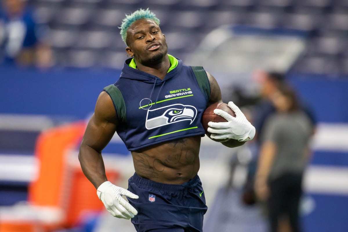 Seattle Seahawks WR D.K. Metcalf warms up before game