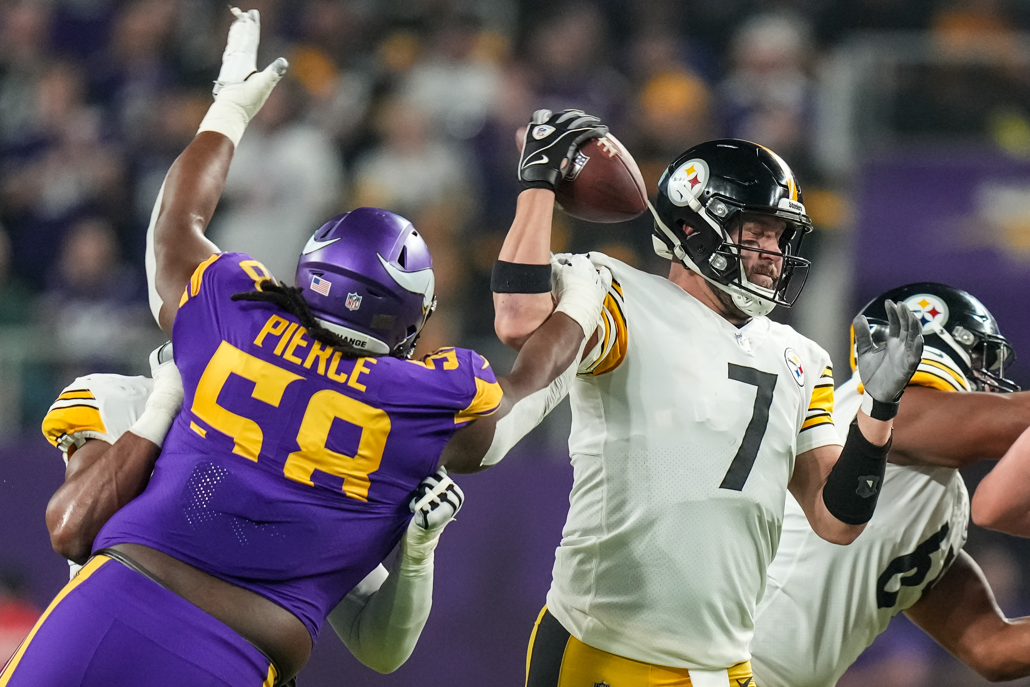 Vikings to release nose tackle Michael Pierce after signing Harrison