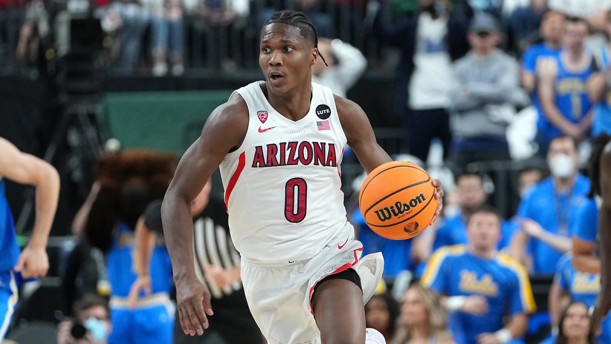 Arizona Wildcats guard Bennedict Mathurin (0) dribbles in a game against the UCLA Bruins.