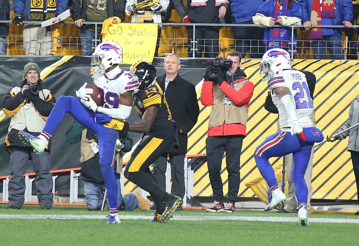 Buffalo Bills cornerback Levi Wallace (39) intercepts the ball in front of Pittsburgh Steelers wide receiver James Washington (13) to secure the Bills victory at Heinz Field.