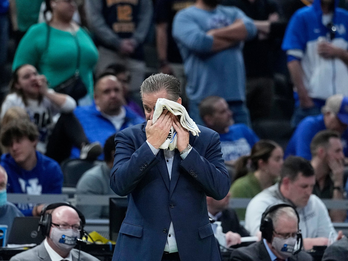Kentucky coach John Calipari wipes his face with a towel