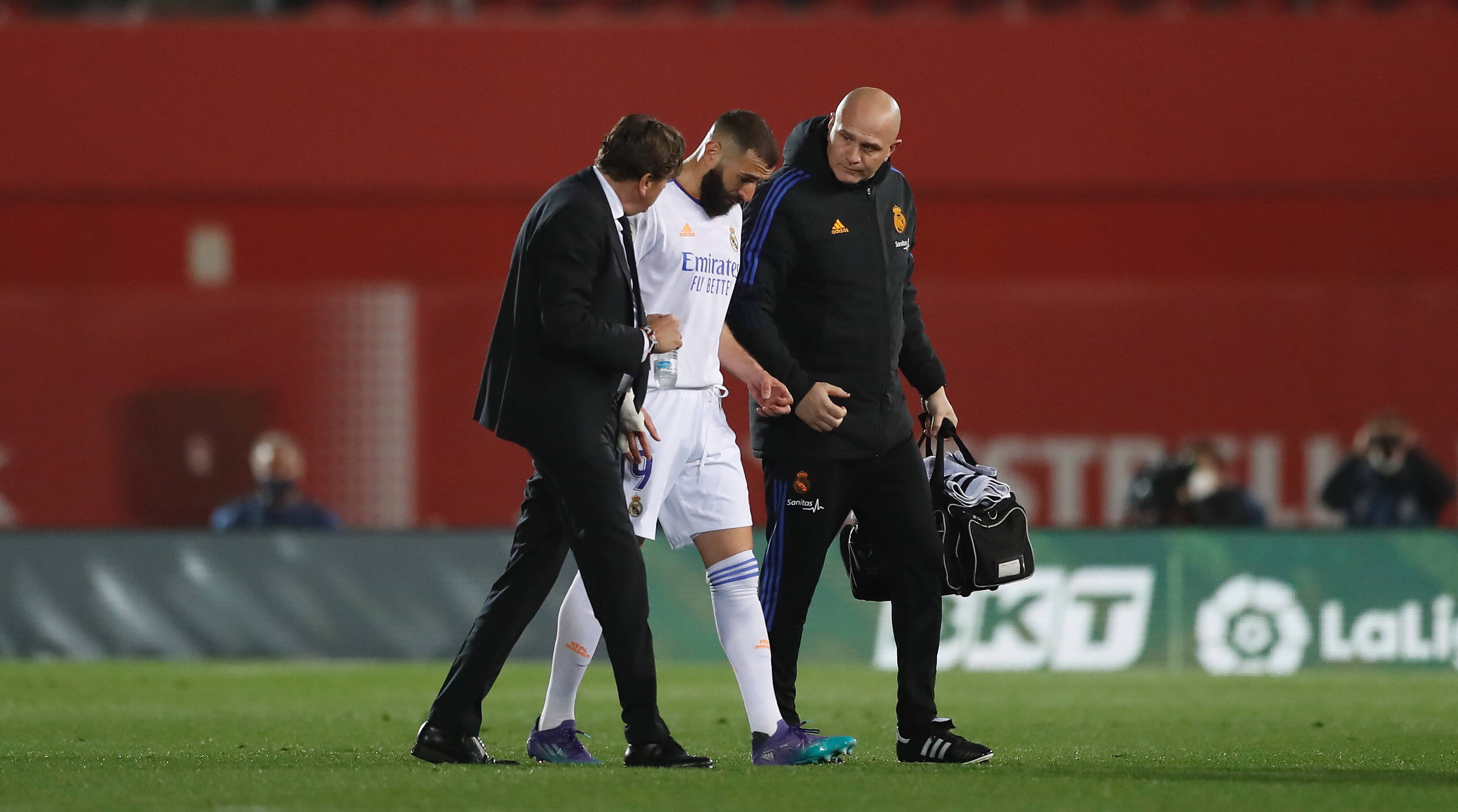 Real Madrid Star Karim Benzema to Miss Clásico vs. Barcelona Due to Injury