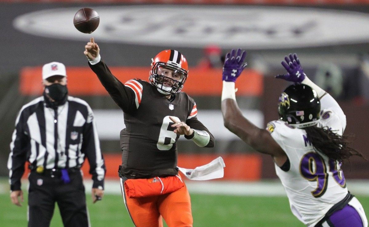 Cleveland Browns quarterback Baker Mayfield (6) throws a pass over Baltimore Ravens outside linebacker Pernell McPhee (90). [Jeff Lange/Beacon Journal]