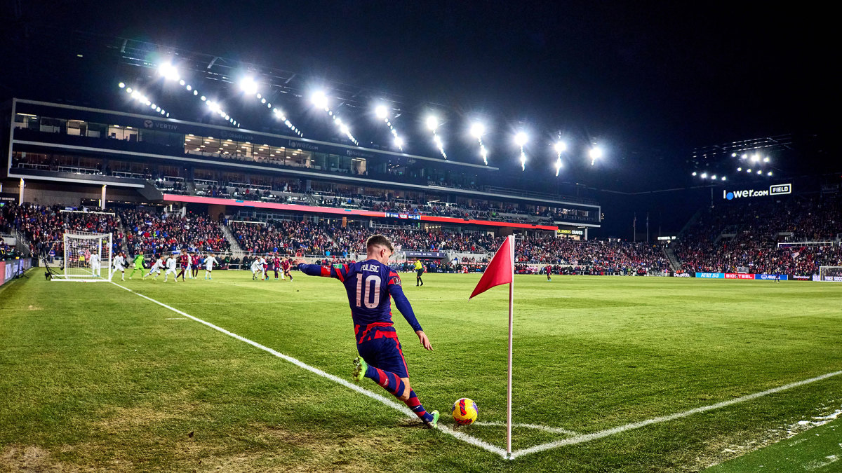 Christian Pulisic takes a corner kick for the USMNT