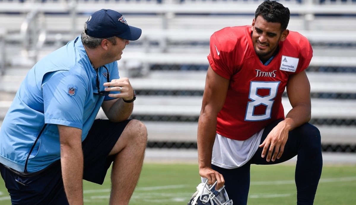 Arthur Smith (left) and quarterback Marcus Mariota (8) having a talk during practice