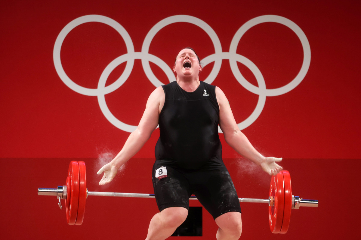 Laurel Hubbard drops a weight at the 2020 Tokyo Olympics