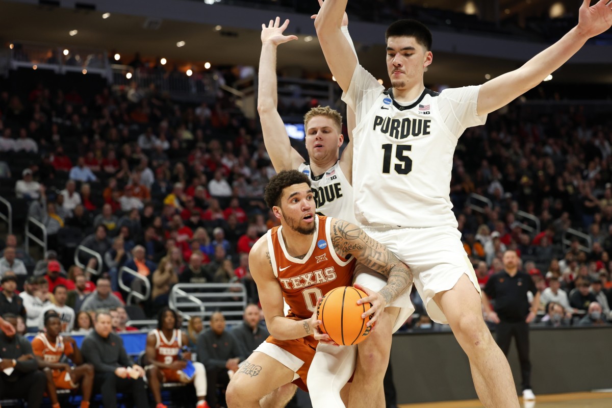 Zach Edey, Purdue's 7-foot-4 center, has a huge advantage against Saint Peter's on Friday night and the Boilermakers need to take advantage of the mismatch.  (USA TODAY Sports.)