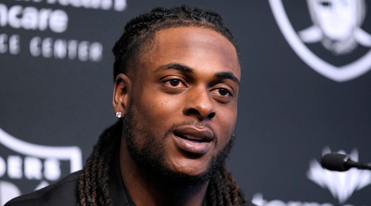 Davante Adams Explains Derek Carr–Aaron Rodgers Comparison - Vimarsana News