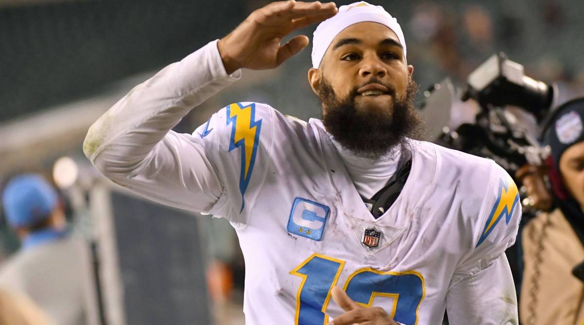 Keenan Allen salutes the crowd after a game.