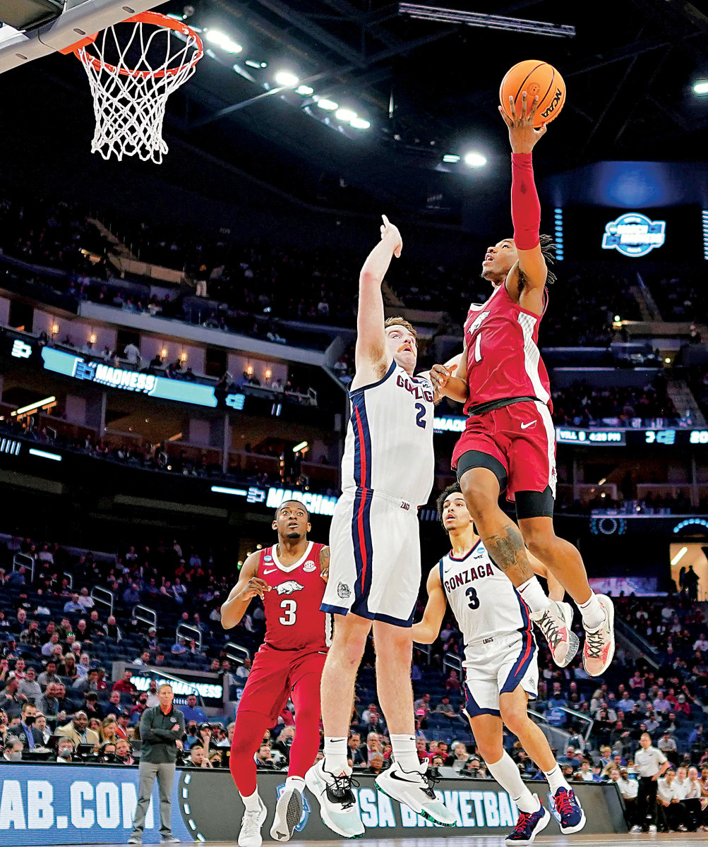 Arkansas Razorbacks guard JD Notae (1) shoots the ball against Gonzaga Bulldogs forward Drew Timme (2) during the first half in the semifinals of the West regional of the men's college basketball NCAA Tournament at Chase Center.
