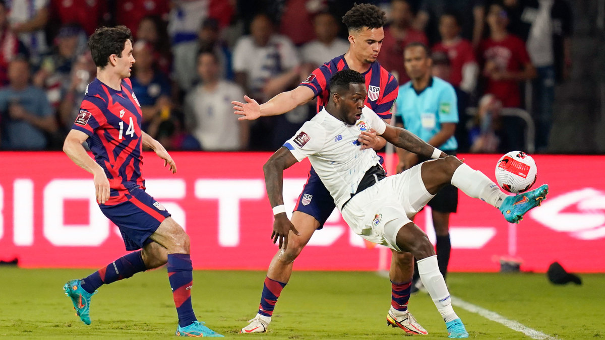 Luca de la Torre and Antonee Robinson defend for the USMNT vs. Panama